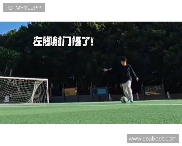 足球明星左脚发力射门瞬间展现惊人技巧与力量的完美结合