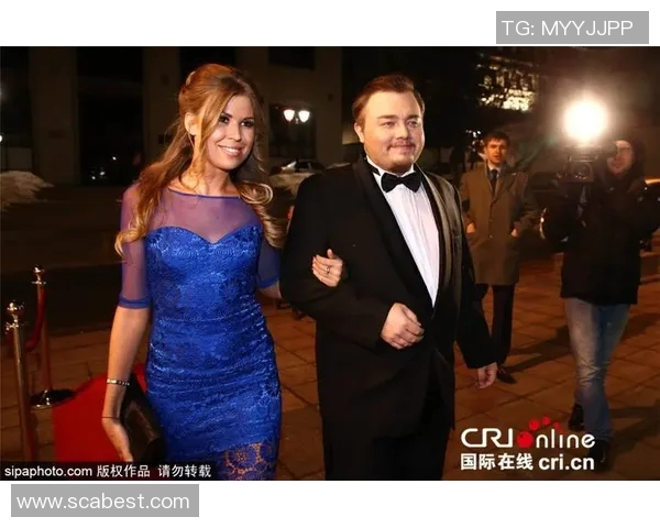 足球明星意外踩雷瞬间曝光引发热议网友纷纷评论趣味十足